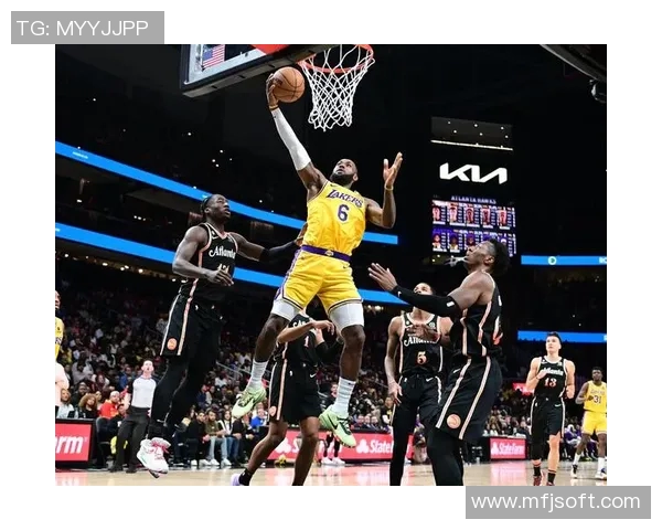 里夫斯击地妙传 詹姆斯上篮打板进筐 里夫斯击地妙传 詹姆斯上篮打板进筐