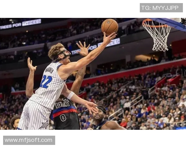 很赚！布莱克顶翻防守打中被吹进攻犯规 魔术挑战成功改判2+1